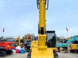 Pelle sur chenilles Komatsu PC200-8 de 2012, vue de face avec flèche levée