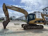 Pelle sur chenilles Caterpillar 320CL de 2017, vue de profil