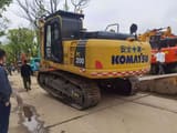 Escavatore cingolato Komatsu PC200-8 del 2018, vista posteriore a tre quarti