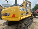 Escavatore cingolato Komatsu PC200-8 del 2023, vista posteriore tre quarti