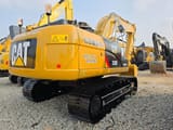 Escavatore cingolato Caterpillar 320D del 2024, vista posteriore tre quarti