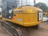Caterpillar 320D2L paletli ekskavatör, arkadan üç çeyrek görünüm