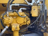 Dettaglio pompa idraulica escavatore cingolato Caterpillar 320D del 2019