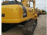 Escavatore cingolato Komatsu PC220-8 del 2020, vista posteriore tre quarti