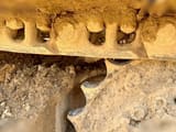 Dettaglio ruota motrice cingolo di escavatore cingolato Caterpillar 320D2 del 2017