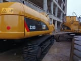 Excavator pe șenile Caterpillar 320D 2017, vedere spate trei sferturi