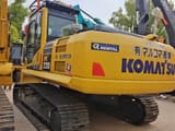 2024 Komatsu PC220-8 Raupenbagger, Ansicht von hinten dreiviertel