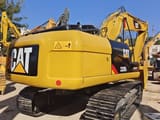 2024 Caterpillar 320D2 Raupenbagger, Heck-Dreiviertelansicht