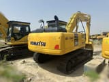 Escavatore cingolato Komatsu PC200-8 del 2021, vista posteriore tre quarti