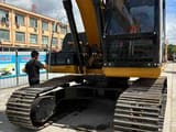 2024 Caterpillar 320D2 Raupenbagger, Ansicht von hinten dreiviertel