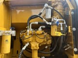 Détail du compartiment moteur d'une Caterpillar 320D2 de 2023
