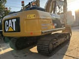 Caterpillar 320D2 rupsgraafmachine uit 2015, achteraanzicht driekwart