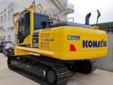 2022 Komatsu PC220-8 Raupenbagger, Ansicht von hinten dreiviertel