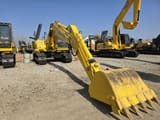 Escavatore cingolato Komatsu PC200-8 del 2024, vista anteriore tre quarti