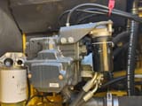 Détail du compartiment moteur d'une pelle sur chenilles Komatsu PC220-8 de 2023