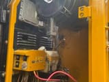 Vue du compartiment moteur d'une pelle sur chenilles Caterpillar 320D de 2025