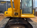 Komatsu PC220-8 paletli ekskavatör, arka kabin ve bom görünümü