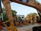 Pelle sur chenilles Caterpillar 320D2 2024, vue de la flèche et du godet
