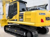 Pelle sur chenilles Komatsu PC200-8 de 2012, vue arrière trois-quarts