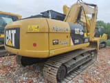 Pelle sur chenilles Caterpillar 320D2 de 2018, vue arrière trois quarts