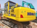 Escavadora de rastos Komatsu PC220-8 de 2018, vista traseira a três quartos