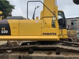 Zijaanzicht van een Komatsu PC220-8 rupsgraafmachine uit 2014
