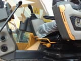Vista interna di un escavatore cingolato Caterpillar 320D2 del 2024
