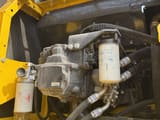 Détail compartiment moteur pelle sur chenilles Komatsu PC220-8 2023