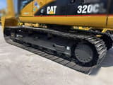 Escavatore cingolato Caterpillar 320CL del 2020, vista laterale dei cingoli