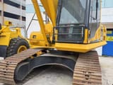 Escavadora de rastos Komatsu PC200-8 2023, vista frontal a três quartos