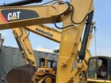 Escavatore cingolato Caterpillar 320D2 del 2022, primo piano di braccio e benna