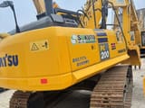 Escavadora de rastos Komatsu PC200-8 2023, vista traseira a três quartos