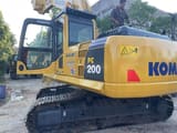 2022 Komatsu PC200-8 Raupenbagger, Ansicht von hinten-dreiviertel