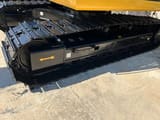 Dettaglio cingolatura escavatore cingolato Caterpillar 320D del 2025
