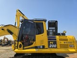 Escavatore cingolato Komatsu PC200-8 del 2024, vista laterale della cabina