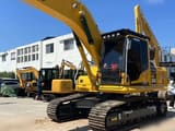2022 Komatsu PC200-8 Raupenbagger, Frontansicht schräg von vorn
