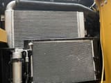 Escavatore cingolato Caterpillar 320D del 2020, vista del radiatore e del sistema di raffreddamento