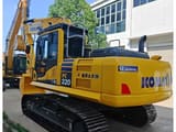 Escavatore cingolato Komatsu PC220-8 del 2025, vista posteriore tre quarti