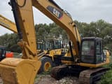 Escavatore cingolato Caterpillar 320D del 2019, vista frontale tre quarti