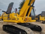 Escavatore cingolato Komatsu PC220-8 del 2020, vista posteriore tre quarti