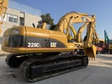 Escavatore cingolato Caterpillar 320CL del 2010, vista posteriore tre quarti