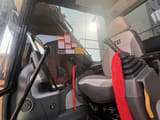 Widok wnętrza kabiny koparki gąsienicowej 2023 Caterpillar 320D2