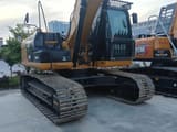 2025 Caterpillar 320D2 Raupenbagger, hintere Dreiviertelansicht
