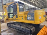 Koparka gąsienicowa Komatsu PC200-8 z 2018, widok z tyłu pod kątem