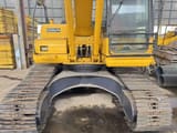 2018 Komatsu PC200-8 koparka gąsienicowa, widok z przodu na podwozie i kabinę