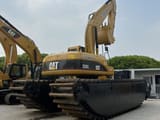 Pelle amphibie Caterpillar 320CL 2022, vue arrière trois-quarts