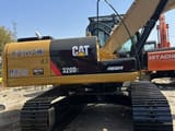Caterpillar 320D2 rupsgraafmachine uit 2024, zijaanzicht