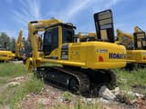Escavatore cingolato Komatsu PC220-8 del 2023, vista posteriore tre quarti