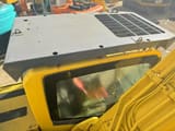 Vue du toit de cabine d'une pelle sur chenilles Komatsu PC200-8 de 2018