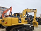 Pelle sur chenilles Komatsu PC220-8 2023, vue arrière trois-quarts